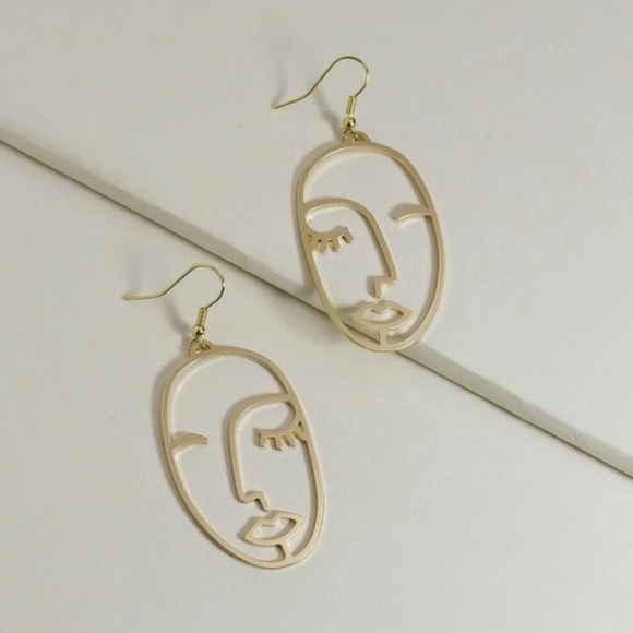 3/$30 💛 Abstract Face Earrings - Picture 2 of 3